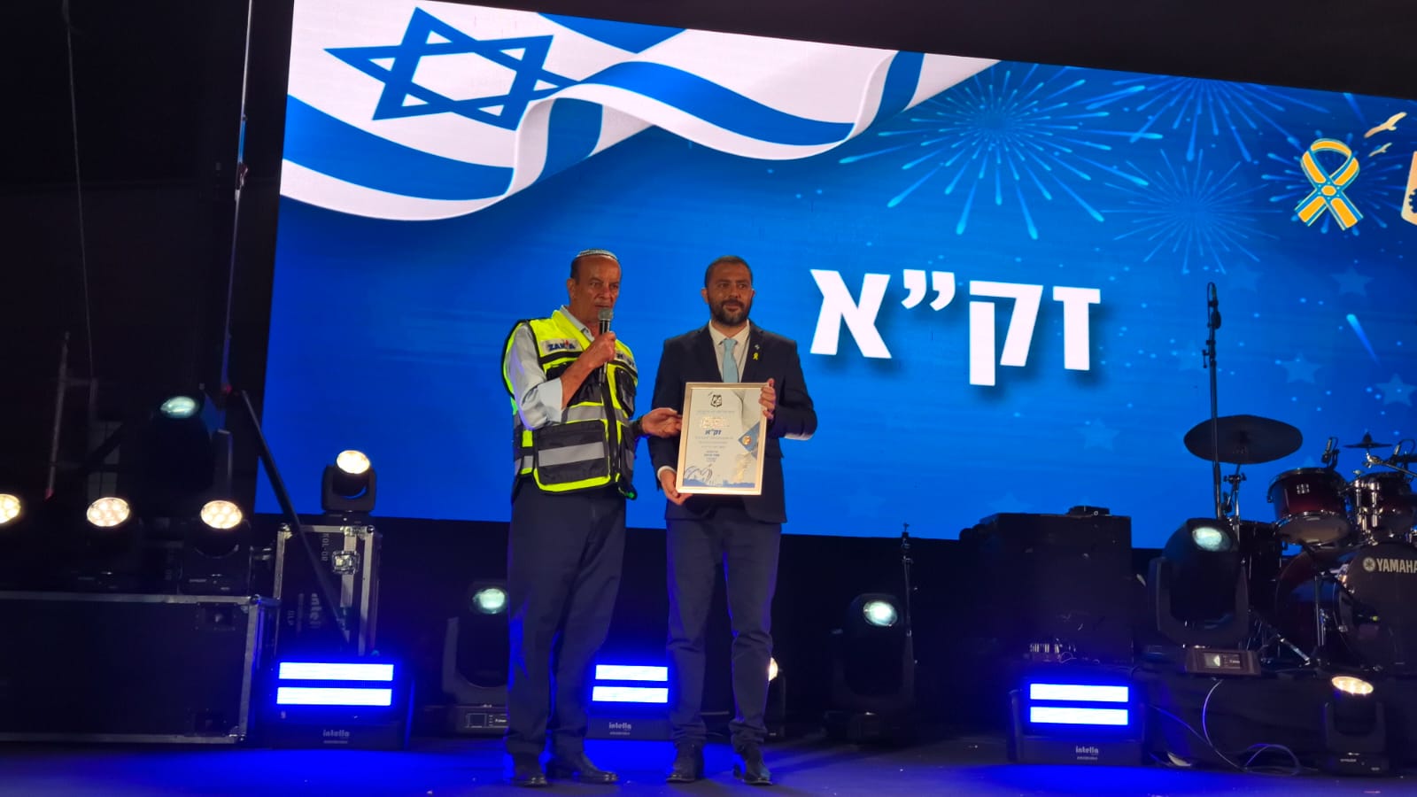 קרית גת: בערב חגיגי ומרגש הוענק לזמר משה ענקי 'אות יקיר העיר' כהוקרה על ...