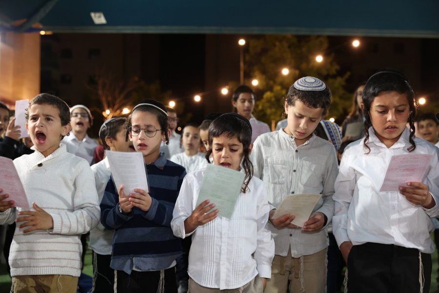 ילדי הקהילה בשירה | צילום יעקב כהן