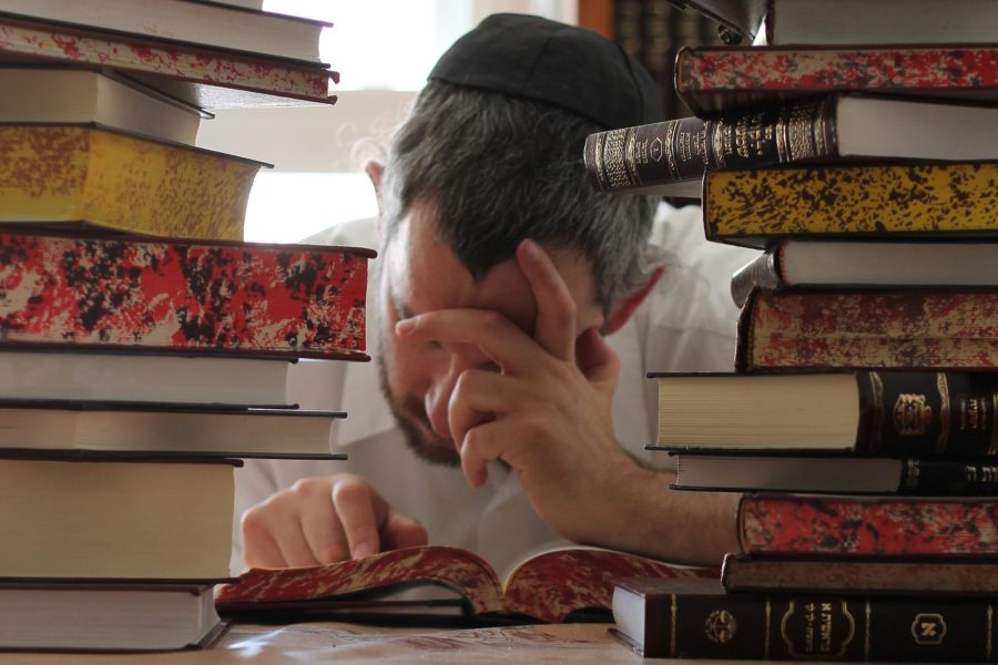 לימוד תורה, ספרי קודש | אילוסטרציה: Photo by menachem weinreb on Unsplash