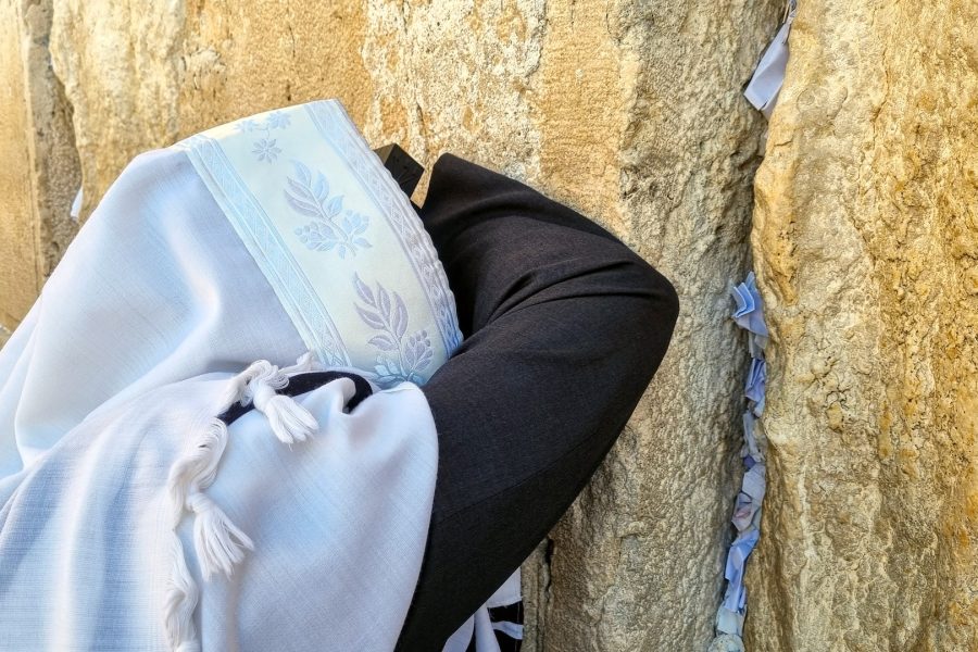 תפילה בכותל | צילום אילוסטרציה: Photo by ישראל ויסוצקי on Unsplash