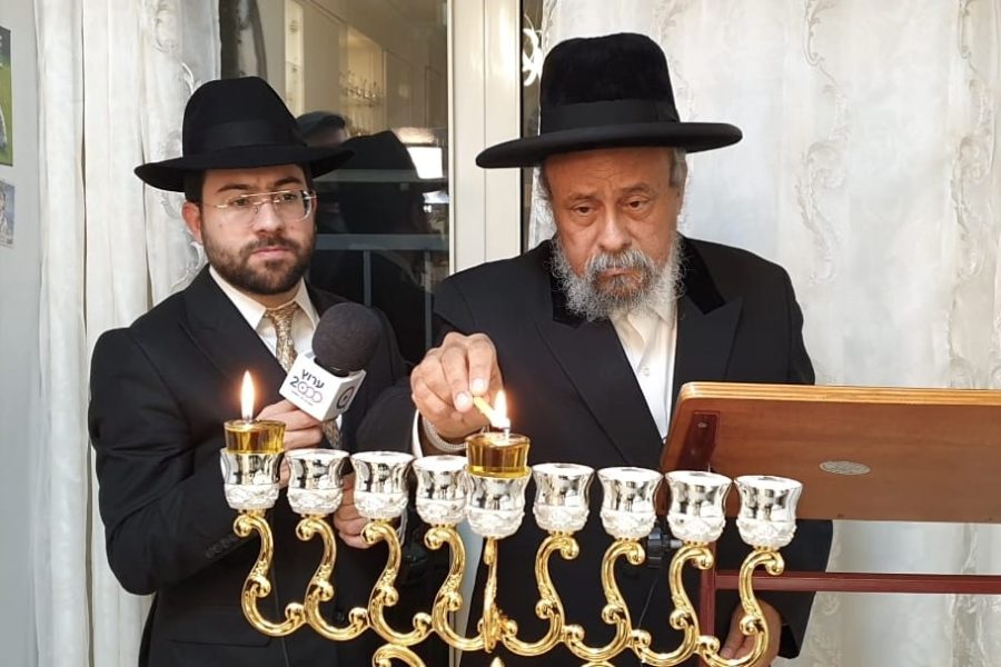 הגר"א עפגי'ן בהדלקת נר חנוכה | צילום ערוץ 2000