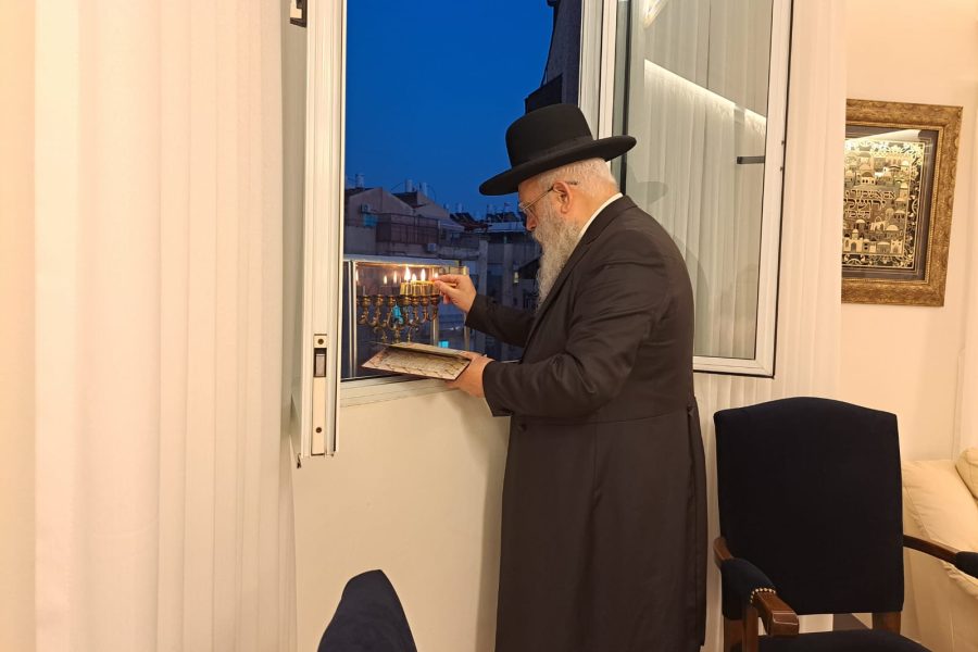 הגר"נ זכריהו בהדלקת נר חנוכה | צילום באדיבות המצלם
