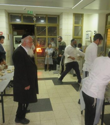 אפיית מצות הרב יורם סרי מודיעין עילית תשפו (18)