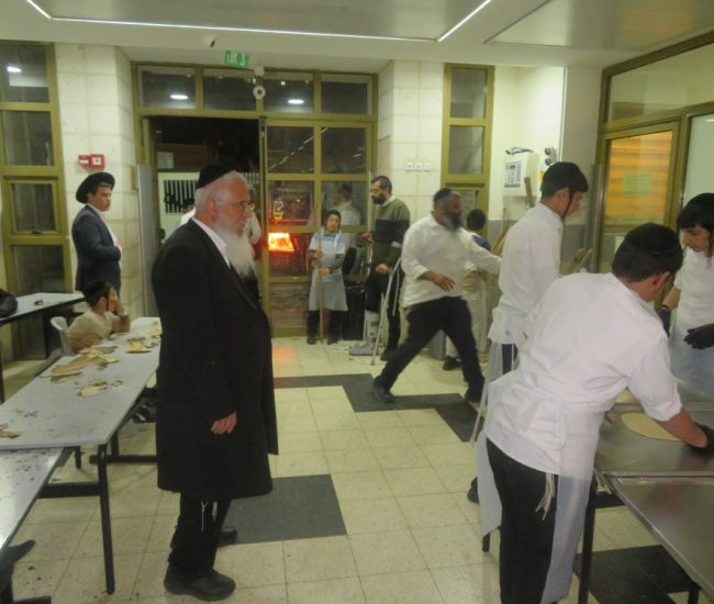 אפיית מצות הרב יורם סרי מודיעין עילית תשפו (18)