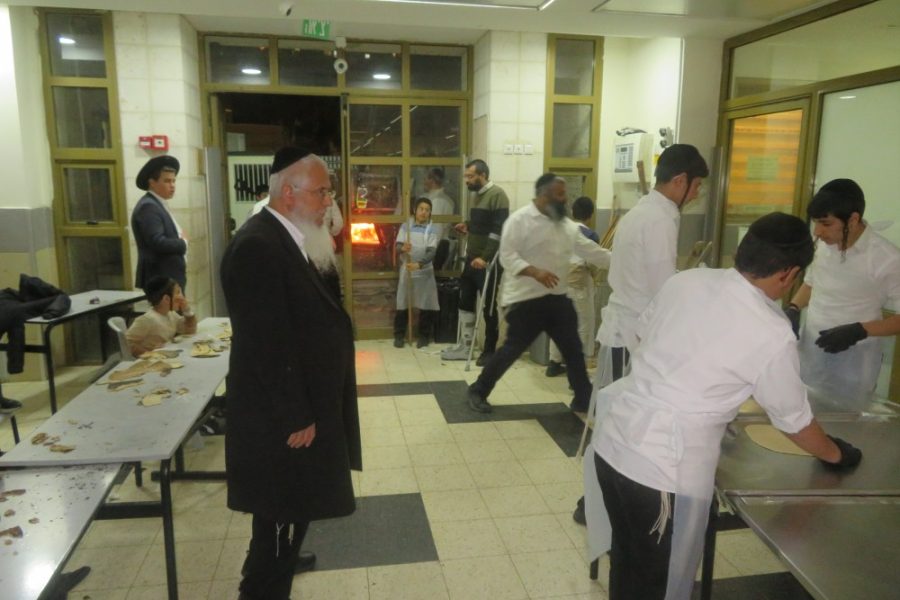 אפיית מצות הרב יורם סרי מודיעין עילית תשפו (18)
