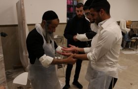 אפיית מצות ישיבת נזר ישראל מודיעין עילית הרב מנשה עוזרי תשפו (18)