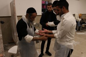 אפיית מצות ישיבת נזר ישראל מודיעין עילית הרב מנשה עוזרי תשפו (18)