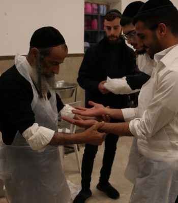 אפיית מצות ישיבת נזר ישראל מודיעין עילית הרב מנשה עוזרי תשפו (18)