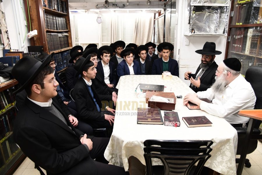 בחורי-ישיבת-שיח-התלמוד-עם-הרב-איתן-גברא-במבחן-אצל-הרב-יצחק-שאול-קניבסקי-שבט-תשפה-4