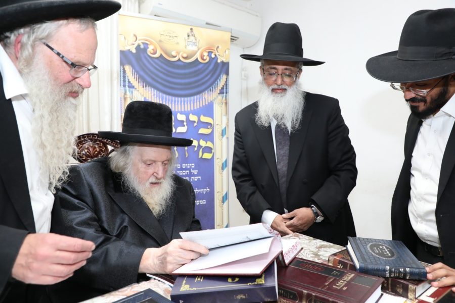 הרבנים בביקור במעונו של הגר"מ שטרנבוך | צילום שמואל דריי