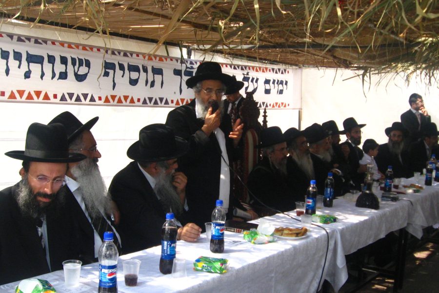 הגר"ד לוי זצ"ל נושא דברים בסוכת מרן הגר",ש קורח | צילום מכון המאורות