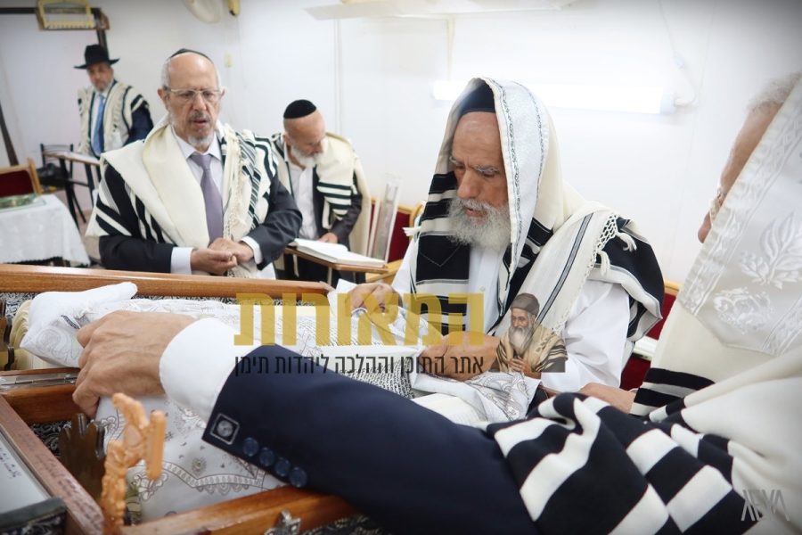 מרן הגר"ש מחפוד שליט"א בקריאת התורה, אתמול • צילום: נתנאל בראון