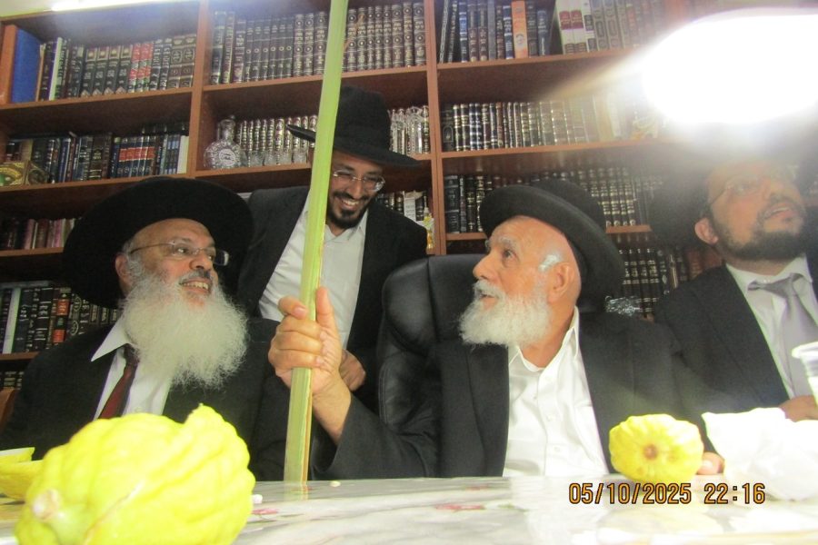 הגרש מחפוד ועוד רבנים ואישי ציבור בביתו של הרב שי עמר ערב סוכות תשפו (30)