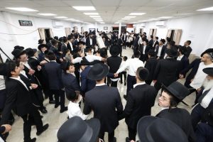 הכנסת ספר תורה ישיבת חיי אברהם בני ברק משפחות מהצרי חוכימה סיון תשפו צילום יעקב כהן (39)