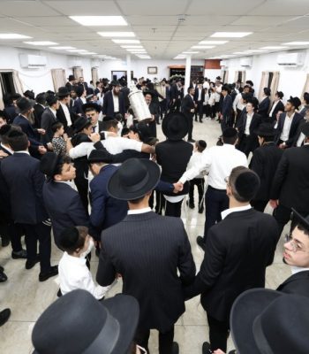 הכנסת ספר תורה ישיבת חיי אברהם בני ברק משפחות מהצרי חוכימה סיון תשפו צילום יעקב כהן (39)