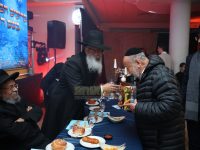 המנוח ר' שלום חריר ז"ל עם יבלחטו"א מו"ר ראש המוסדות שליט"א בהילולת הרש"ש - תשפ"ה | צילום: יהודה פולק