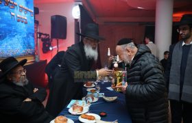 המנוח ר' שלום חריר ז"ל עם יבלחטו"א מו"ר ראש המוסדות שליט"א בהילולת הרש"ש - תשפ"ה | צילום: יהודה פולק