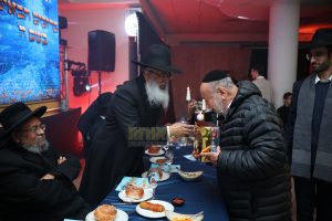 המנוח ר' שלום חריר ז"ל עם יבלחטו"א מו"ר ראש המוסדות שליט"א בהילולת הרש"ש - תשפ"ה | צילום: יהודה פולק