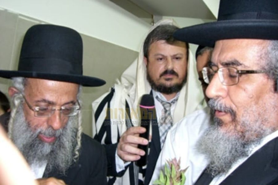 המנוח הרב אריה חלא זצ"ל (במרכז)