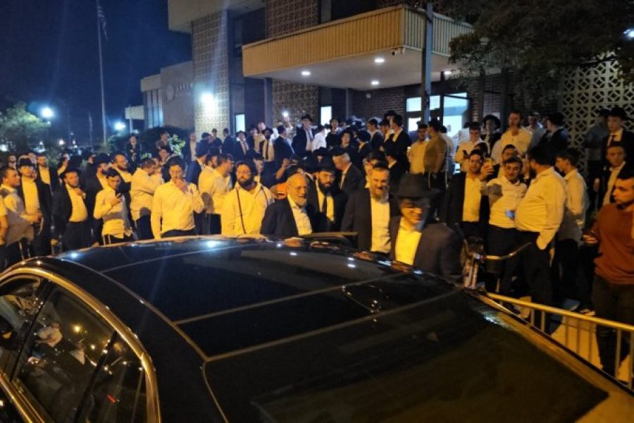 הפגנה מחוץ למשטרת לייקוד בעקבות מעצרו של האברך הרב שמעון כובני | צילום באדיבות המצלם