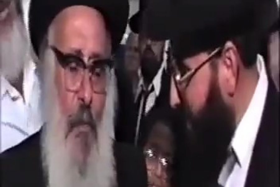 הרב ינון צדוק (מימין) עם אביו הרב אברהם צדוק זצ"ל (משמאל) | מתוך הוידאו