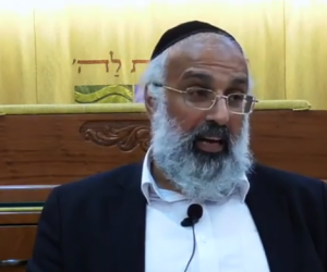 הרב ארז רמתי במסירת שיעור תורני | מתוך סרטון ביוטיוב