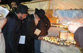 הרב יהורם יפת בתפילה בציון הרשש ובכותל המערבי ליל י שבט תשפו (2)