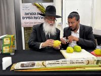 מו"ר ראש המוסדות שליט"א בוחן אתרוג ב'מכירת החסד', אשתקד