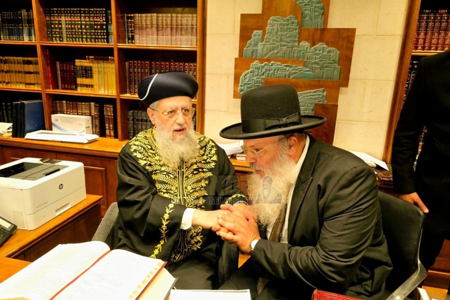הרב-יוסף-בן-דוד-עם-הרב-דוד-יוסף-לאחר-בחירתו-למועצת-הרבנות-הראשית-שבט-תשפה