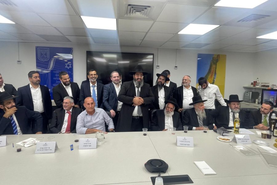 הרב יחיאל בסיס לאחר בחירתו לרב העיר ראש העין ד חשון תשפו