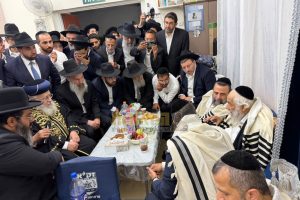 הרב יצחק יוסף ניחום אבלים על פטירת הרבנית חנינה כהן (4)