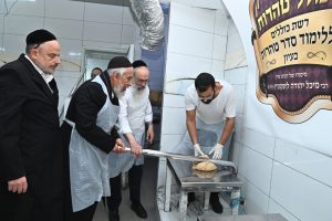 הרב יצחק רצאבי אפיית מצות אדר תשפו (10)