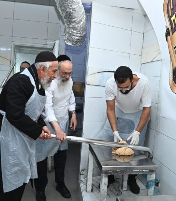 הרב יצחק רצאבי אפיית מצות אדר תשפו (10)