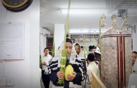 הרב יצחק רצאבי הושענות ג סוכות תשפו צילום אלנתן אלוני (6)