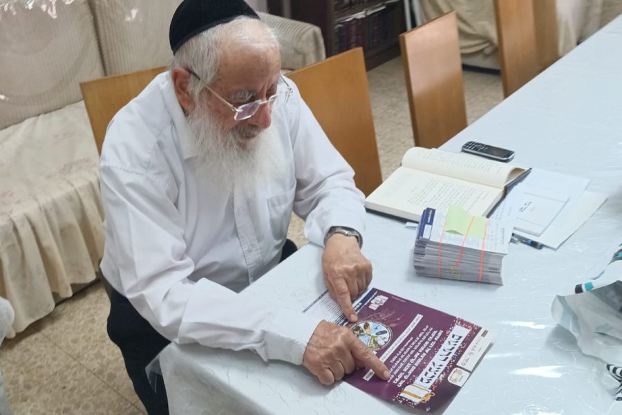 מרן הגר"פ קורח חותם על מבצע התרגום | צילום נוסח תימן