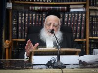 הרב פנחס קורח שיעור בבית מדרשו ליל שישי ה חשון תשפז צילום אלנתן אלוני (4)