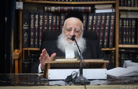 הרב פנחס קורח שיעור בבית מדרשו ליל שישי ה חשון תשפז צילום אלנתן אלוני (4)