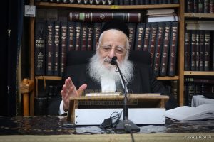 הרב פנחס קורח שיעור בבית מדרשו ליל שישי ה חשון תשפז צילום אלנתן אלוני (4)