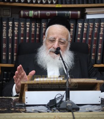 הרב פנחס קורח שיעור בבית מדרשו ליל שישי ה חשון תשפז צילום אלנתן אלוני (4)