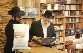 הרב שלמה מחפוד  בחנות נוסח תימן סיון תשפו צילום דוד קשת (17)