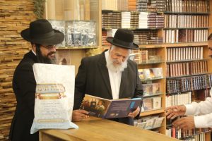 הרב שלמה מחפוד  בחנות נוסח תימן סיון תשפו צילום דוד קשת (17)