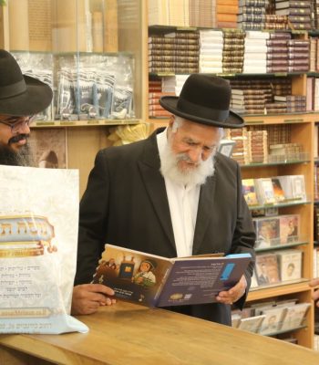 הרב שלמה מחפוד  בחנות נוסח תימן סיון תשפו צילום דוד קשת (17)