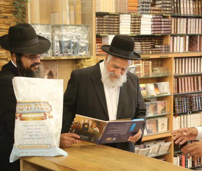 הרב שלמה מחפוד  בחנות נוסח תימן סיון תשפו צילום דוד קשת (17)