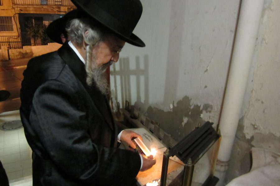 מרן הגר"ש קורח זצ"ל בהדלקת נר חנוכה | ארכיון 'המאורות'