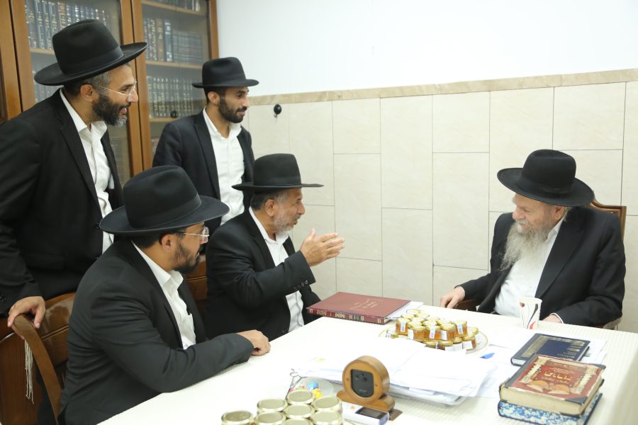 הרב שמעוני בצלאלי אצל הרב מרדכי שמואל אדלשטיין המאורות אלול תשפה צילום דוד קשת (1)