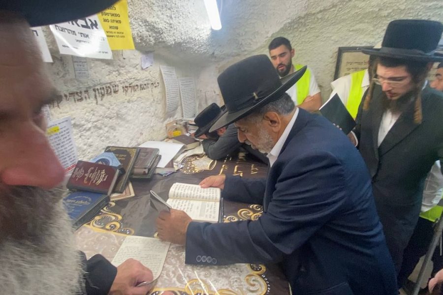 הרב שמעוני בצלאלי בקבר שמעון הצדיק יום ההילולא תשפו (1)