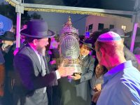 הרב שמעוני בצלאלי הרב עוזיאל אדמוני הכנסת ספר תורה חיי עולם רמת השרון אב תשפו (19)