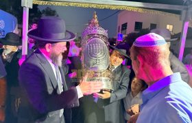 הרב שמעוני בצלאלי הרב עוזיאל אדמוני הכנסת ספר תורה חיי עולם רמת השרון אב תשפו (19)