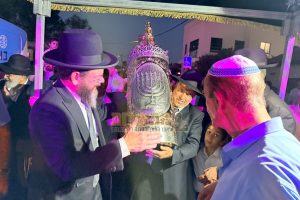 הרב שמעוני בצלאלי הרב עוזיאל אדמוני הכנסת ספר תורה חיי עולם רמת השרון אב תשפו (19)