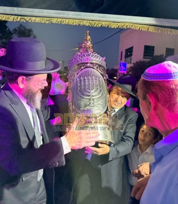 הרב שמעוני בצלאלי הרב עוזיאל אדמוני הכנסת ספר תורה חיי עולם רמת השרון אב תשפו (19)